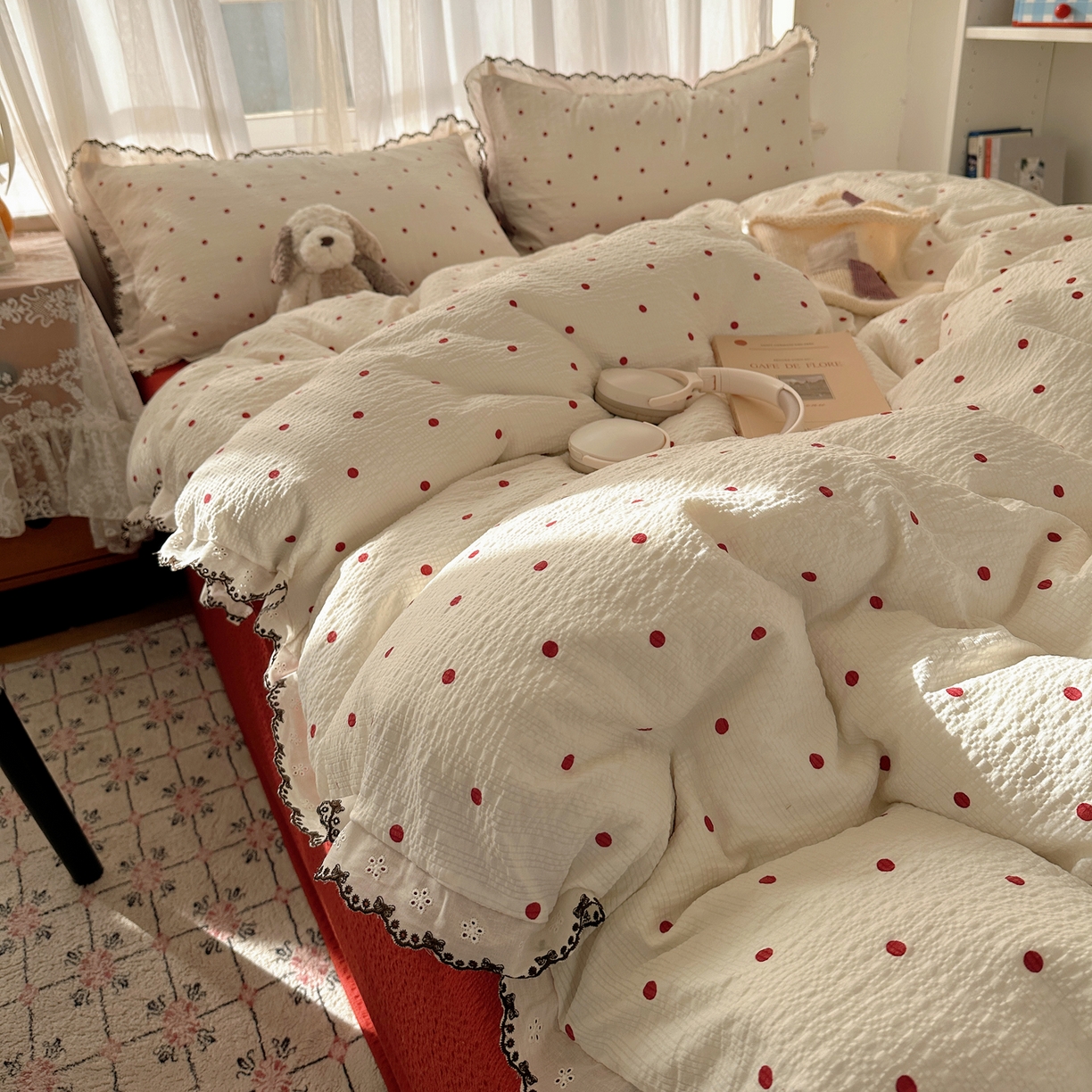 91家纺网 家纺一手货源 找家纺 凯洛奇 2026新款高品质A类泡芙纱甜栗花边套件系列一小红书推荐 波点情书