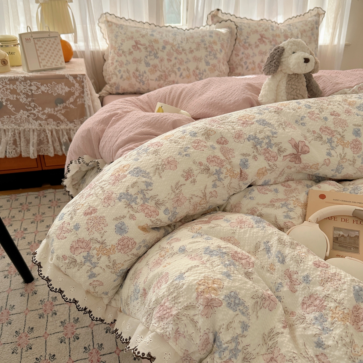 91家纺网 家纺一手货源 找家纺 凯洛奇 2026新款高品质A类泡芙纱甜栗花边套件系列一小红书推荐 粉雾花境