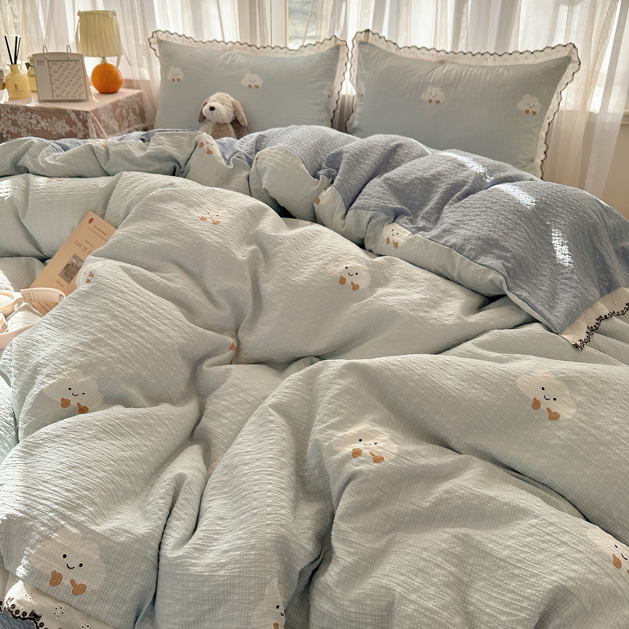 91家纺网 家纺一手货源 找家纺 凯洛奇 2026新款高品质A类泡芙纱甜栗花边套件系列一小红书推荐 云眠奶蓝