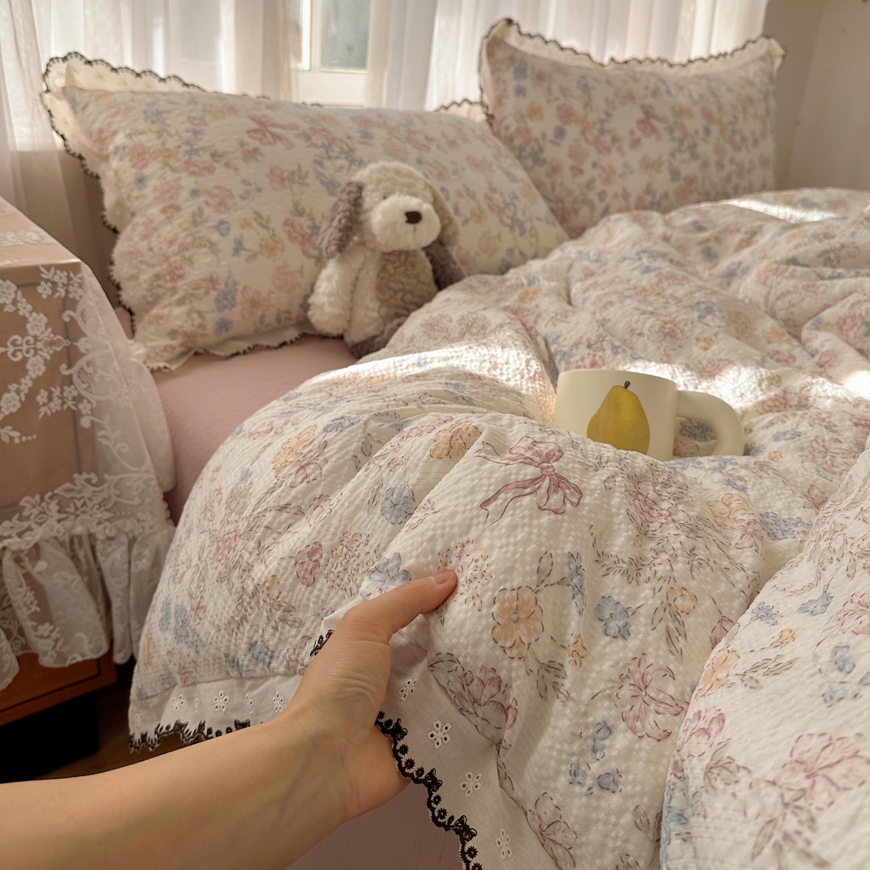 91家纺网 家纺一手货源 找家纺 凯洛奇 2026新款高品质A类泡芙纱甜栗花边套件系列一小红书推荐 粉雾花境