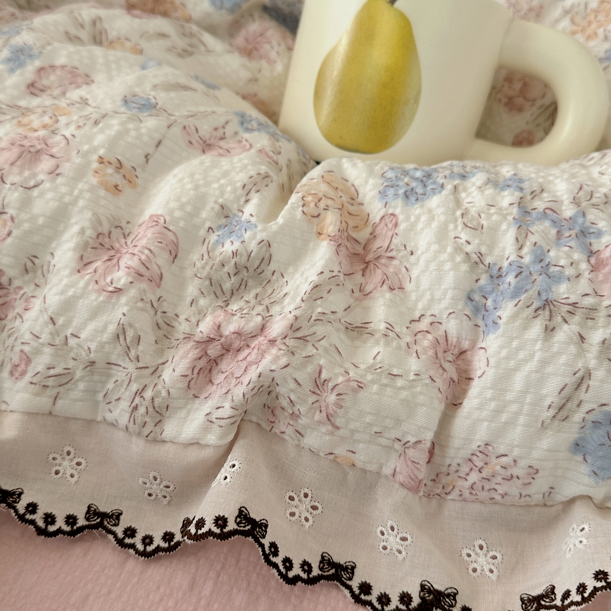 91家纺网 家纺一手货源 找家纺 凯洛奇 2026新款高品质A类泡芙纱甜栗花边套件系列一小红书推荐 粉雾花境