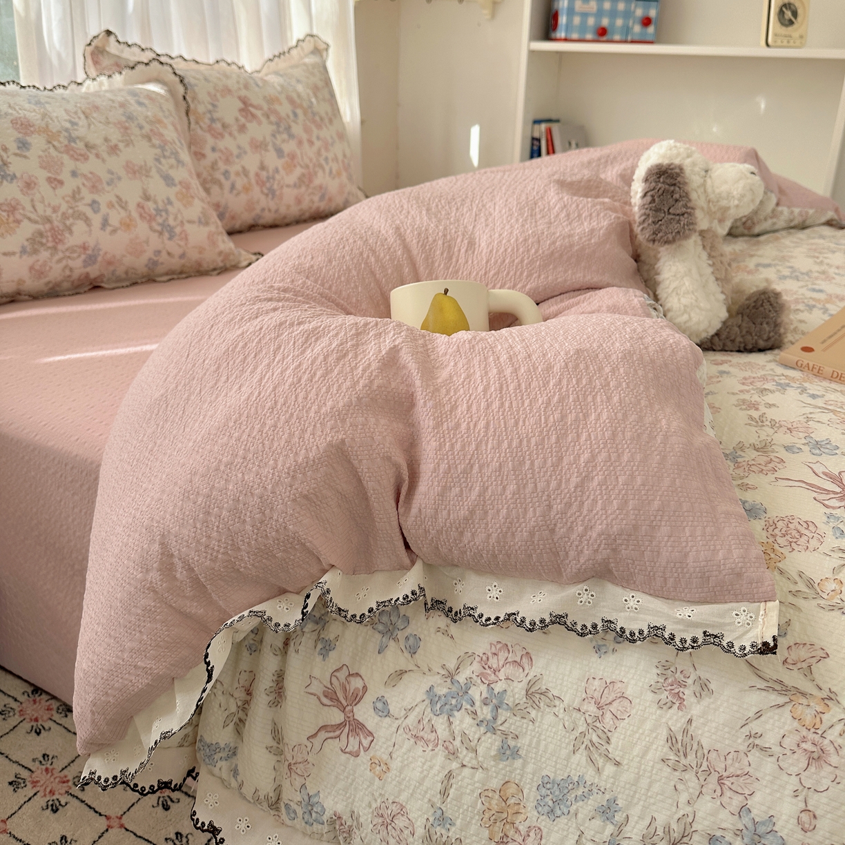 91家纺网 家纺一手货源 找家纺 凯洛奇 2026新款高品质A类泡芙纱甜栗花边套件系列一小红书推荐 粉雾花境