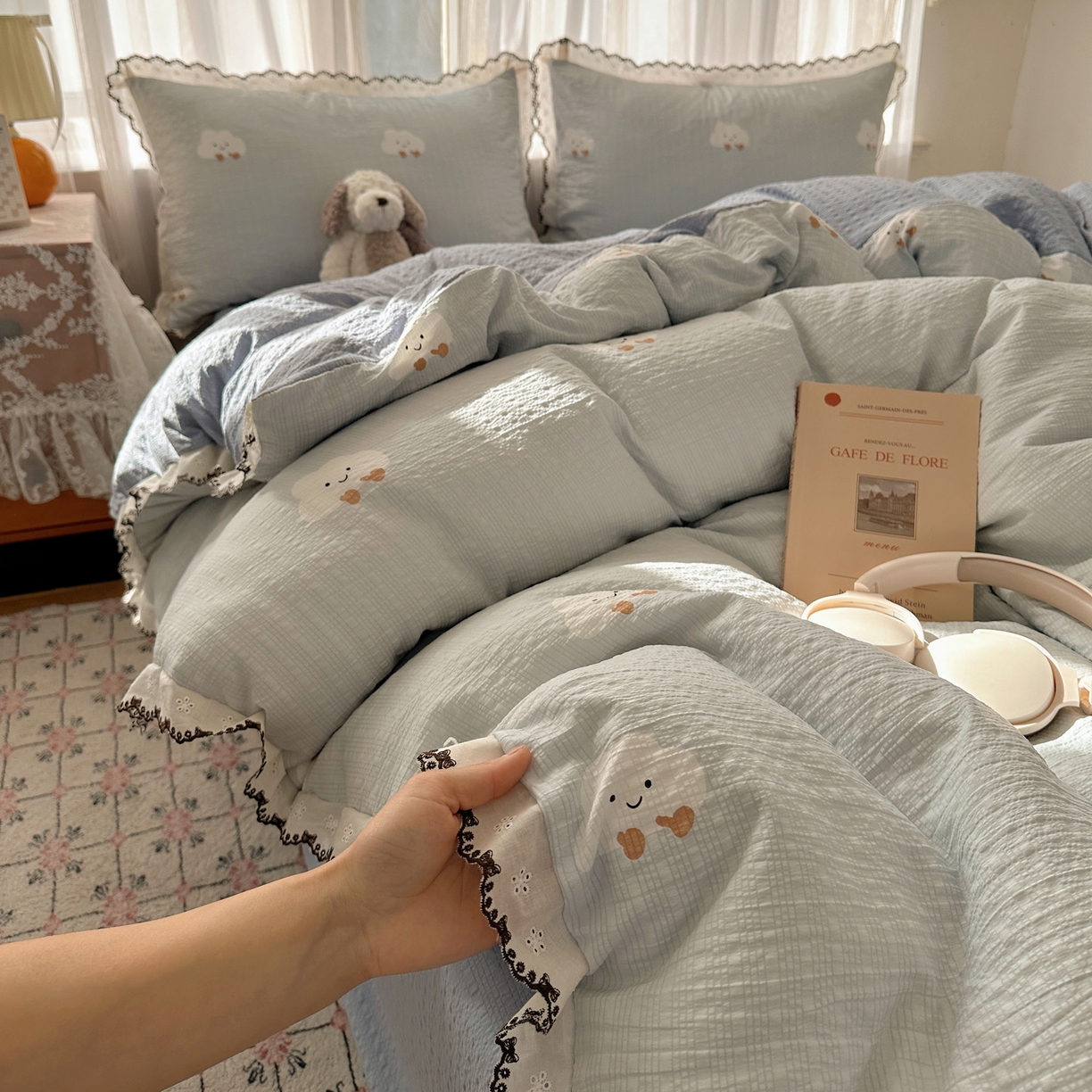 91家纺网 家纺一手货源 找家纺 凯洛奇 2026新款高品质A类泡芙纱甜栗花边套件系列一小红书推荐 云眠奶蓝