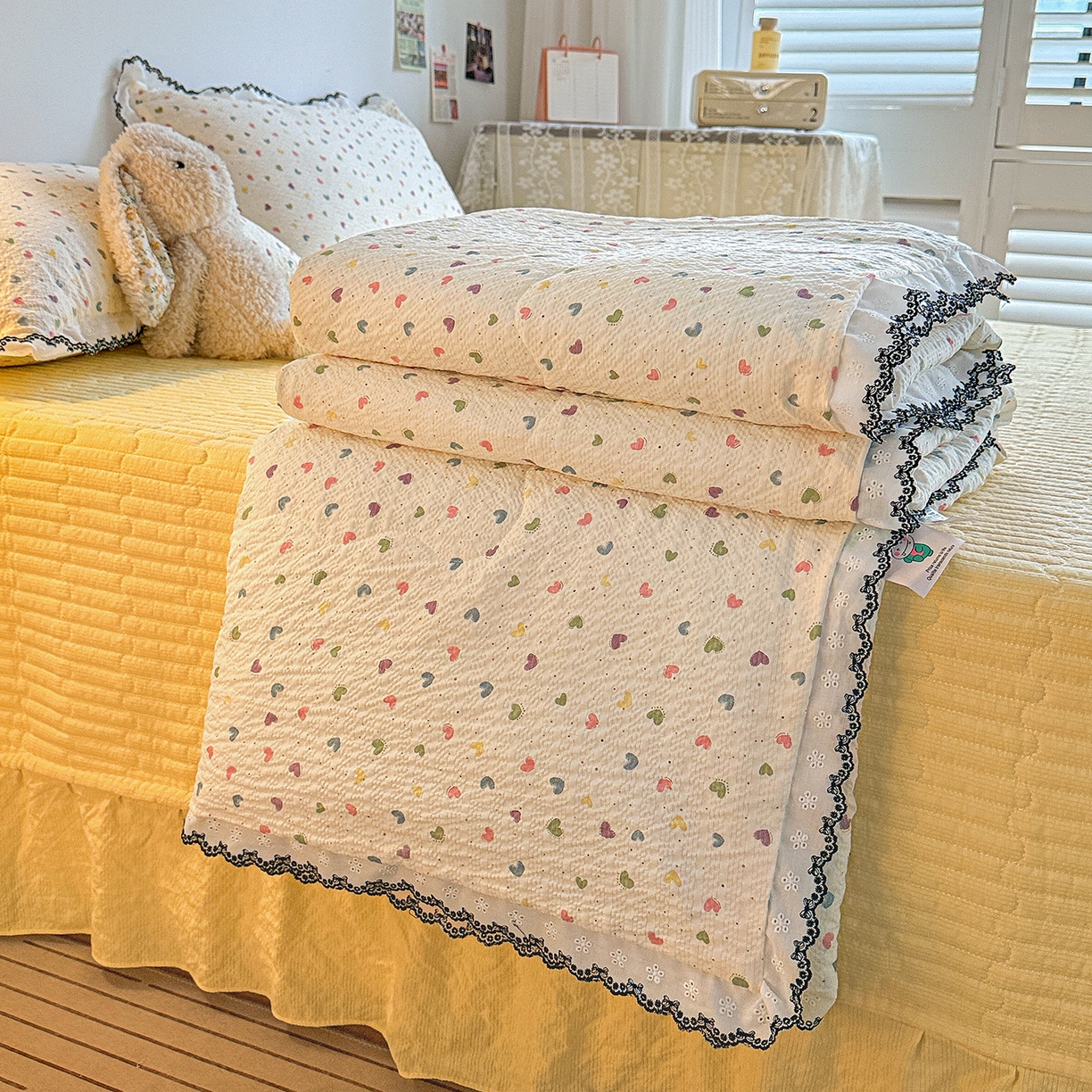 91家纺网 家纺一手货源 找家纺 富米莱（原臻工厂） 2026春夏新款云感泡芙棉复古法式花边床盖床裙被套夏凉被四件套一小红书推荐 复古花边-彩虹糖豆