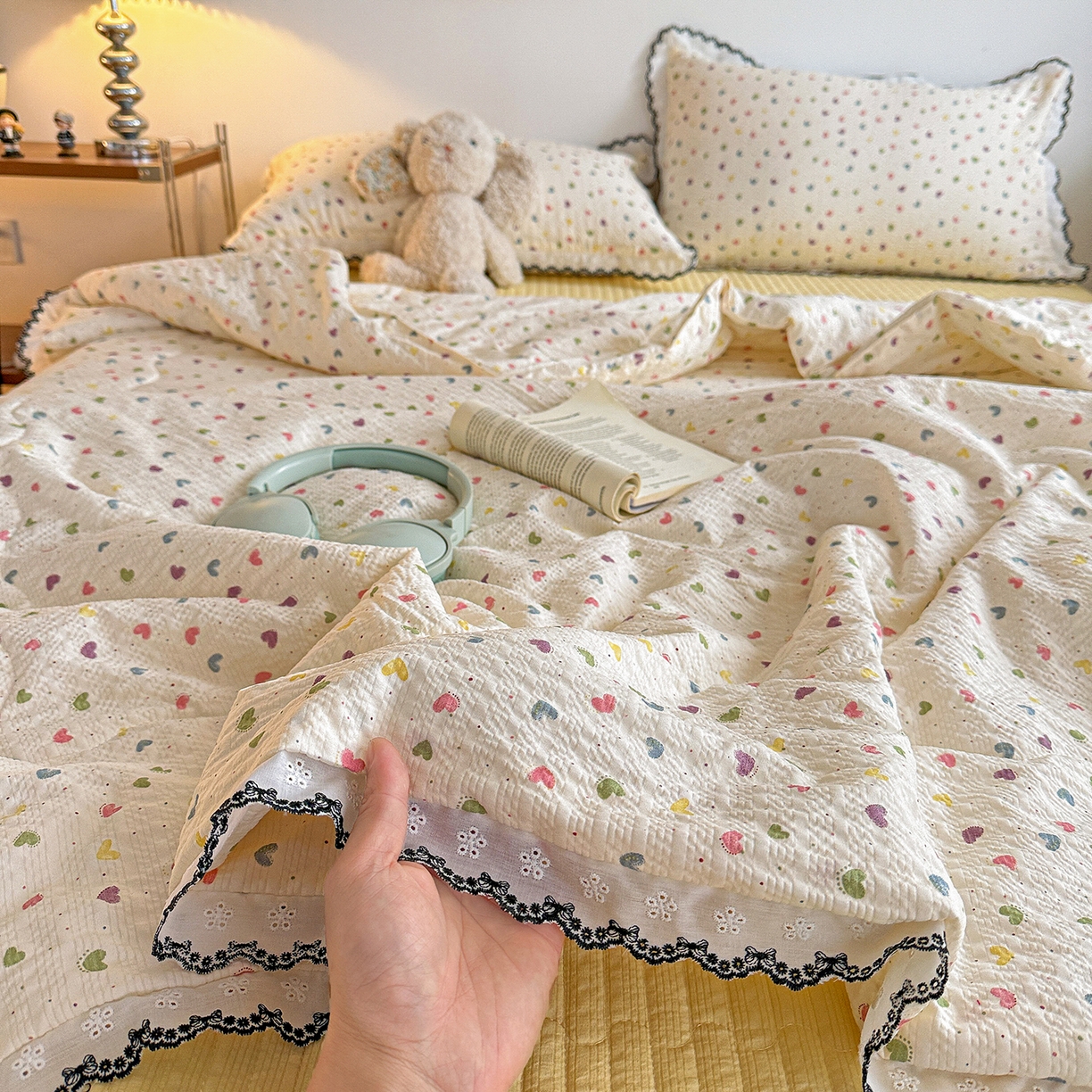 91家纺网 家纺一手货源 找家纺 富米莱（原臻工厂） 2026春夏新款云感泡芙棉复古法式花边床盖床裙被套夏凉被四件套一小红书推荐 复古花边-彩虹糖豆