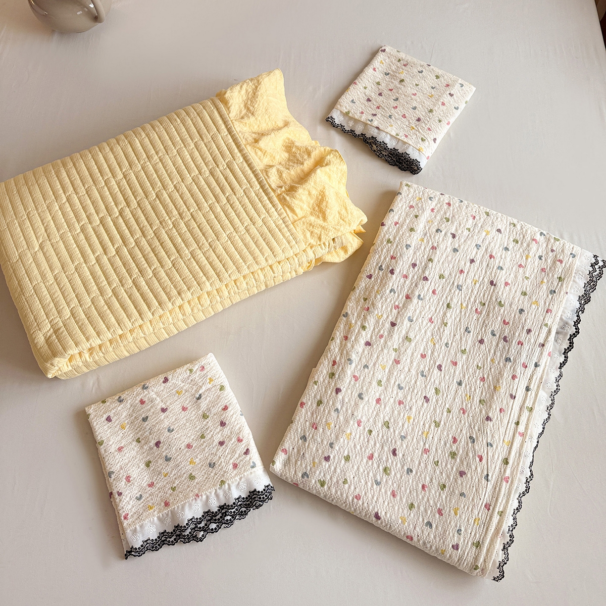 91家纺网 家纺一手货源 找家纺 富米莱（原臻工厂） 2026春夏新款云感泡芙棉复古法式花边床盖床裙被套夏凉被四件套一小红书推荐 复古花边-彩虹糖豆