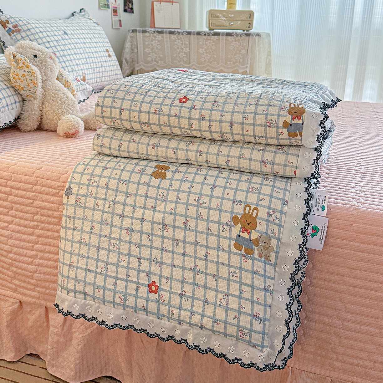 91家纺网 家纺一手货源 找家纺 富米莱（原臻工厂） 2026春夏新款云感泡芙棉复古法式花边床盖床裙被套夏凉被四件套一小红书推荐 复古花边-春日小熊