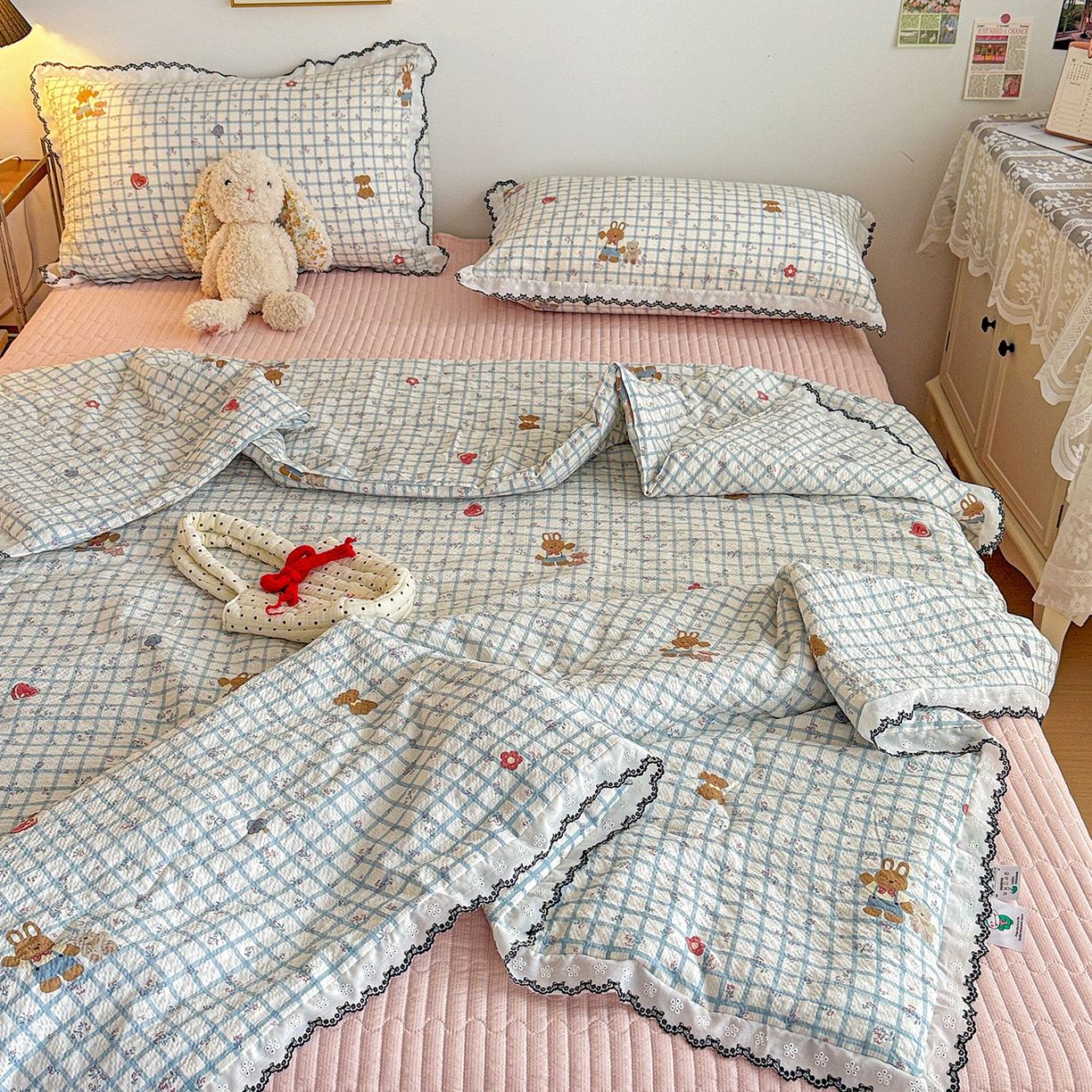 91家纺网 家纺一手货源 找家纺 富米莱（原臻工厂） 2026春夏新款云感泡芙棉复古法式花边床盖床裙被套夏凉被四件套一小红书推荐 复古花边-春日小熊