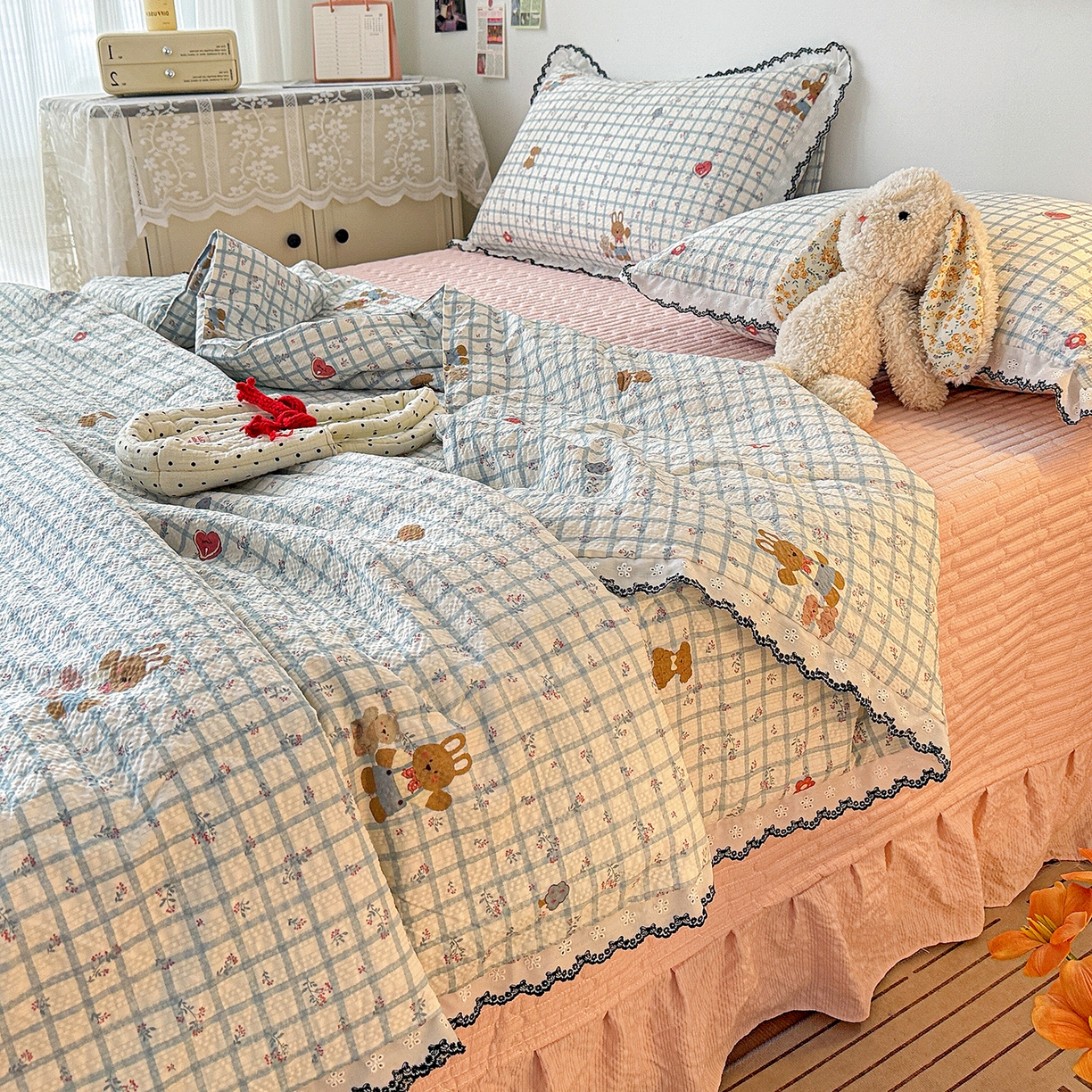 91家纺网 家纺一手货源 找家纺 富米莱（原臻工厂） 2026春夏新款云感泡芙棉复古法式花边床盖床裙被套夏凉被四件套一小红书推荐 复古花边-春日小熊