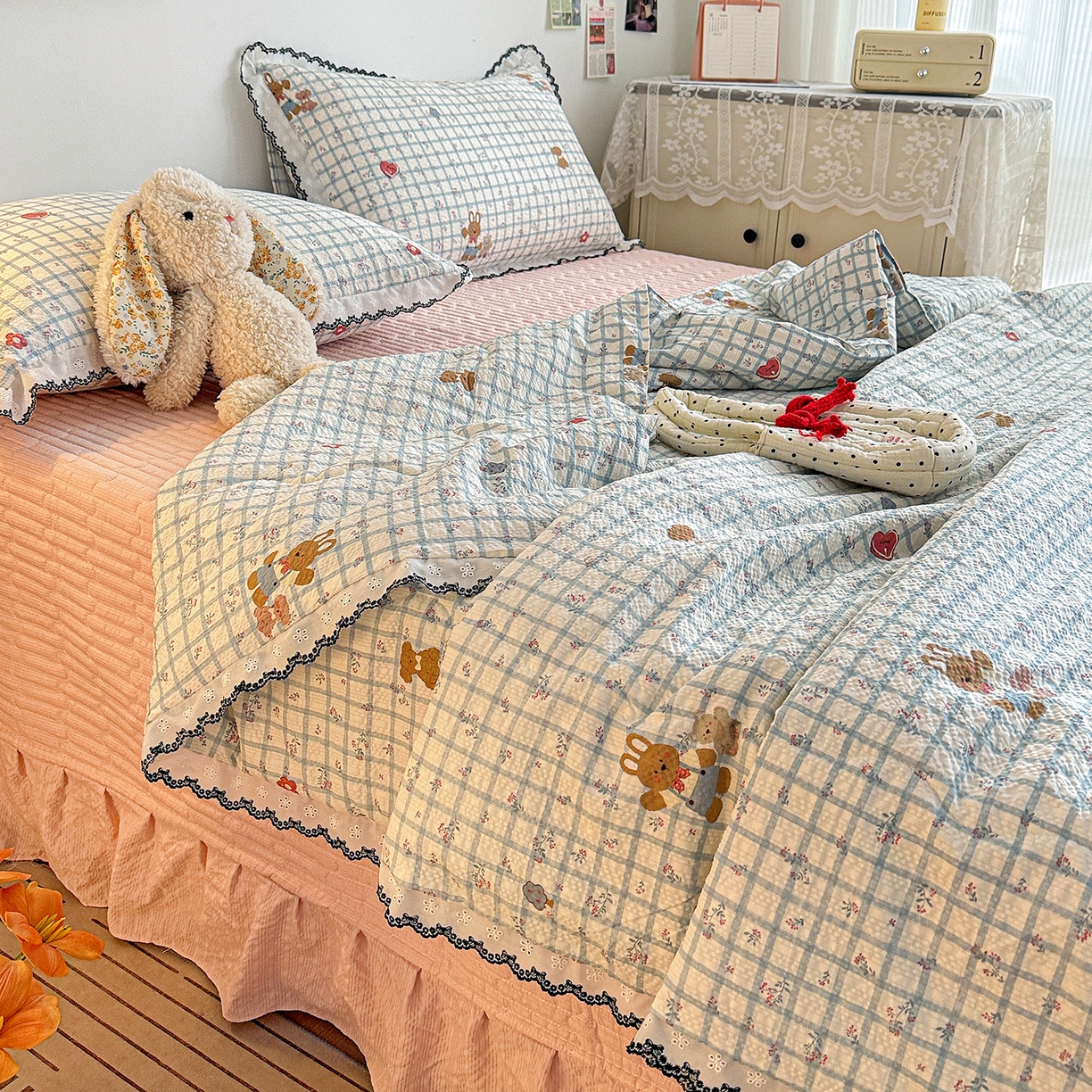 91家纺网 家纺一手货源 找家纺 富米莱（原臻工厂） 2026春夏新款云感泡芙棉复古法式花边床盖床裙被套夏凉被四件套一小红书推荐 复古花边-春日小熊