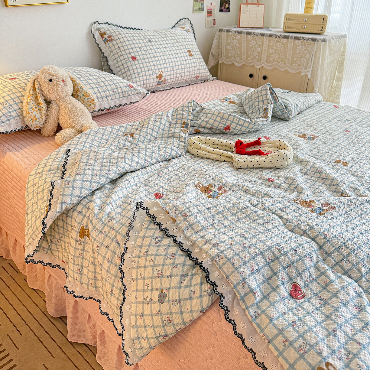 91家纺网 家纺一手货源 找家纺 富米莱（原臻工厂） 2026春夏新款云感泡芙棉复古法式花边床盖床裙被套夏凉被四件套一小红书推荐 复古花边-春日小熊