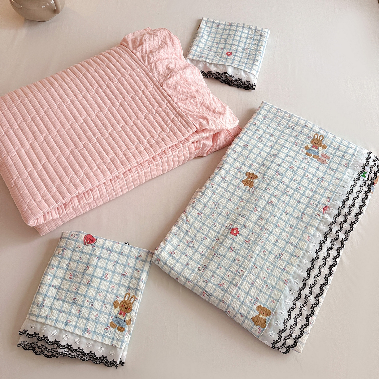 91家纺网 家纺一手货源 找家纺 富米莱（原臻工厂） 2026春夏新款云感泡芙棉复古法式花边床盖床裙被套夏凉被四件套一小红书推荐 复古花边-春日小熊