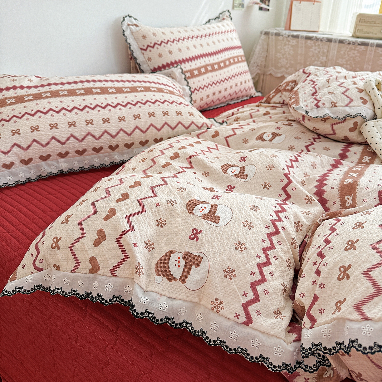 91家纺网 家纺一手货源 找家纺 富米莱（原臻工厂） 2026春夏新款云感泡芙棉复古法式花边床盖床裙被套夏凉被四件套一小红书推荐 复古花边-费尔岛娃娃