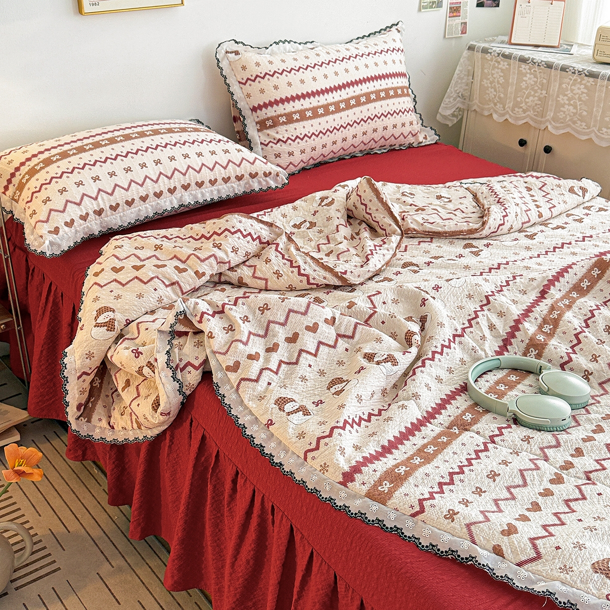 91家纺网 家纺一手货源 找家纺 富米莱（原臻工厂） 2026春夏新款云感泡芙棉复古法式花边床盖床裙被套夏凉被四件套一小红书推荐 复古花边-费尔岛娃娃