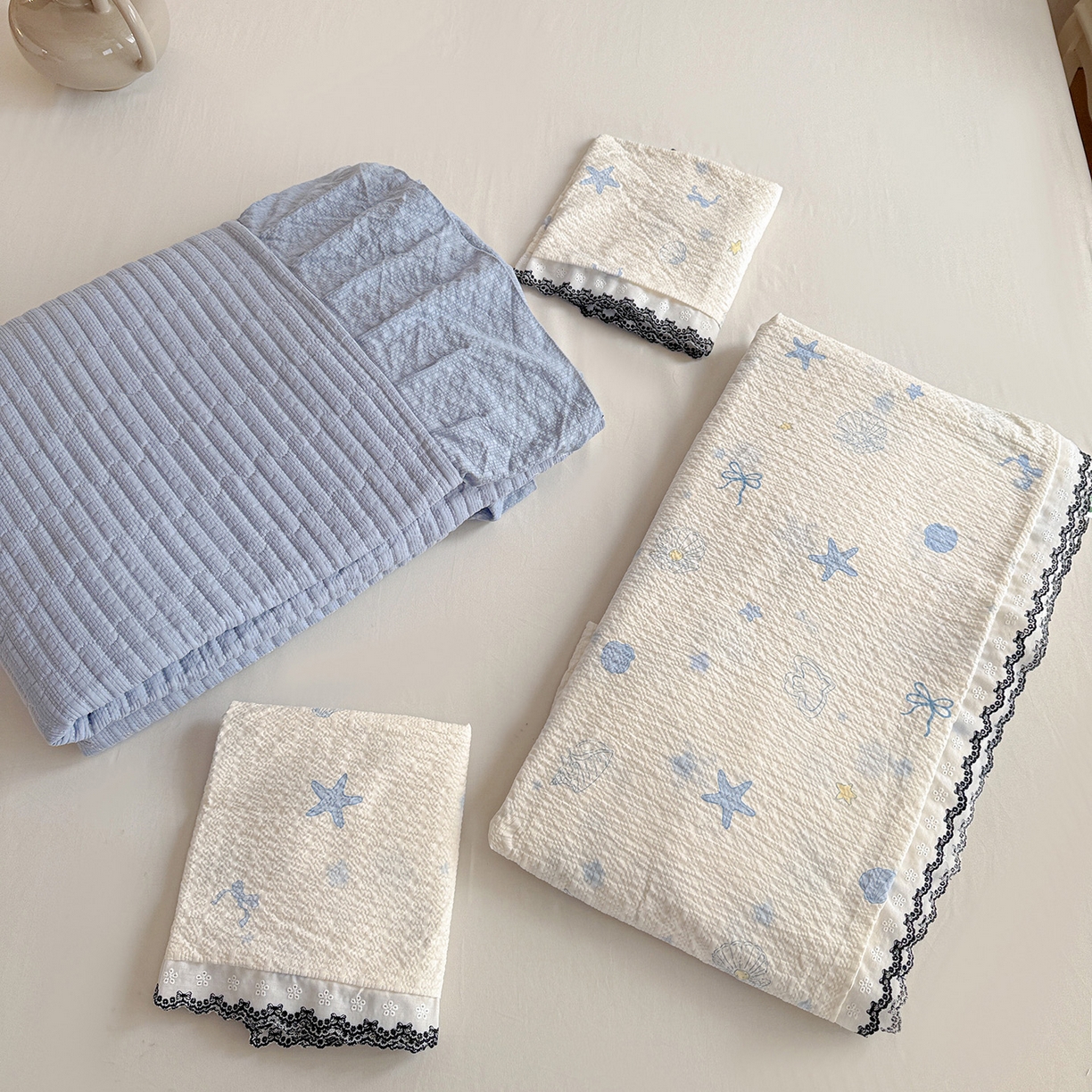 91家纺网 家纺一手货源 找家纺 富米莱（原臻工厂） 2026春夏新款云感泡芙棉复古法式花边床盖床裙被套夏凉被四件套一小红书推荐 复古花边-海盐日记