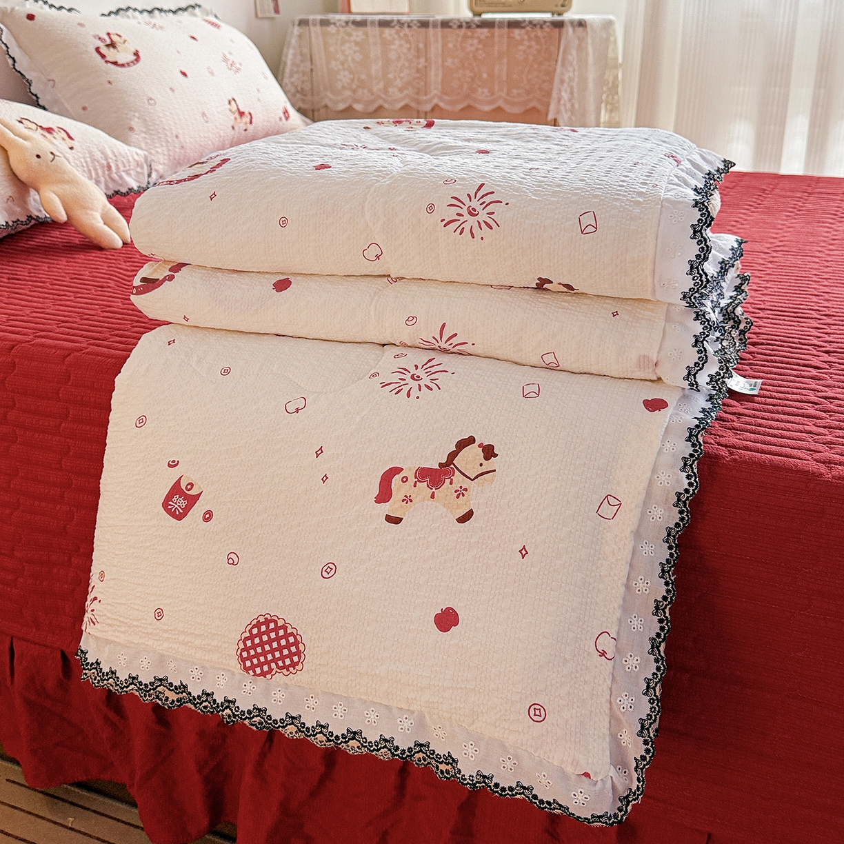 91家纺网 家纺一手货源 找家纺 富米莱（原臻工厂） 2026春夏新款云感泡芙棉复古法式花边床盖床裙被套夏凉被四件套一小红书推荐 复古花边-红色小马