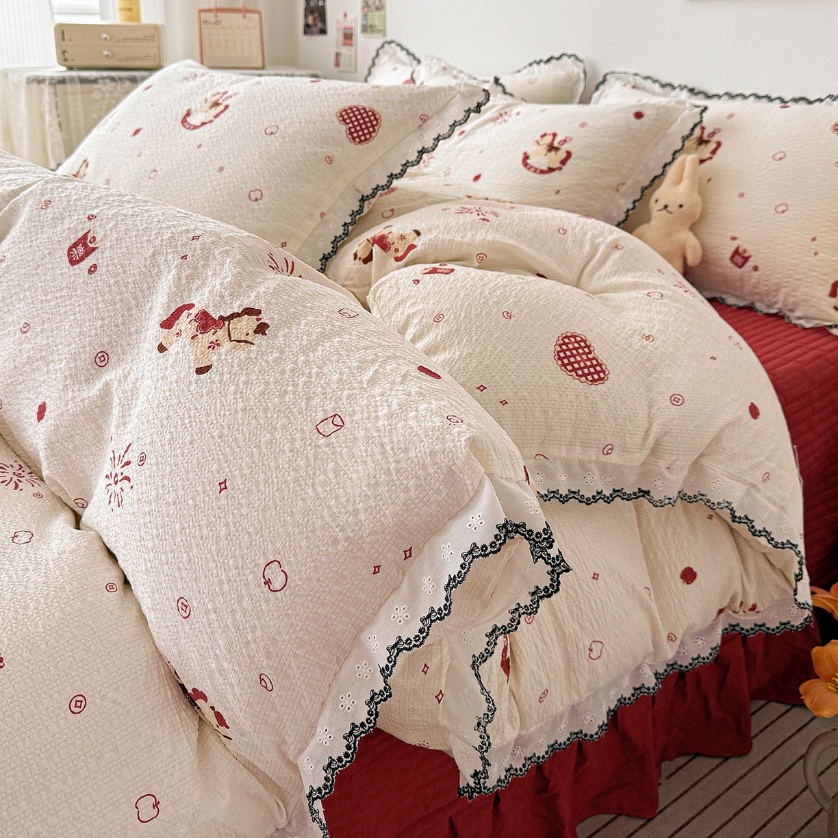 91家纺网 家纺一手货源 找家纺 富米莱（原臻工厂） 2026春夏新款云感泡芙棉复古法式花边床盖床裙被套夏凉被四件套一小红书推荐 复古花边-红色小马