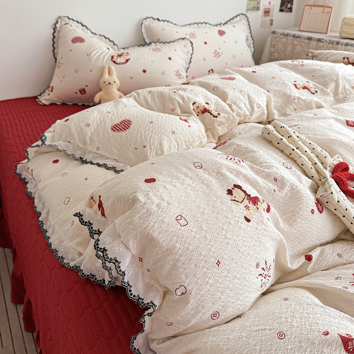 91家纺网 家纺一手货源 找家纺 富米莱（原臻工厂） 2026春夏新款云感泡芙棉复古法式花边床盖床裙被套夏凉被四件套一小红书推荐 复古花边-红色小马