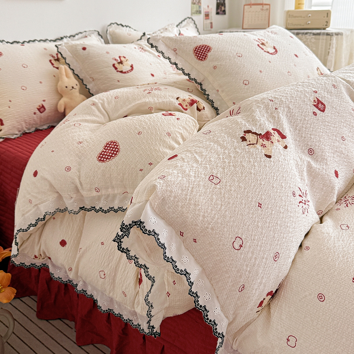 91家纺网 家纺一手货源 找家纺 富米莱（原臻工厂） 2026春夏新款云感泡芙棉复古法式花边床盖床裙被套夏凉被四件套一小红书推荐 复古花边-红色小马