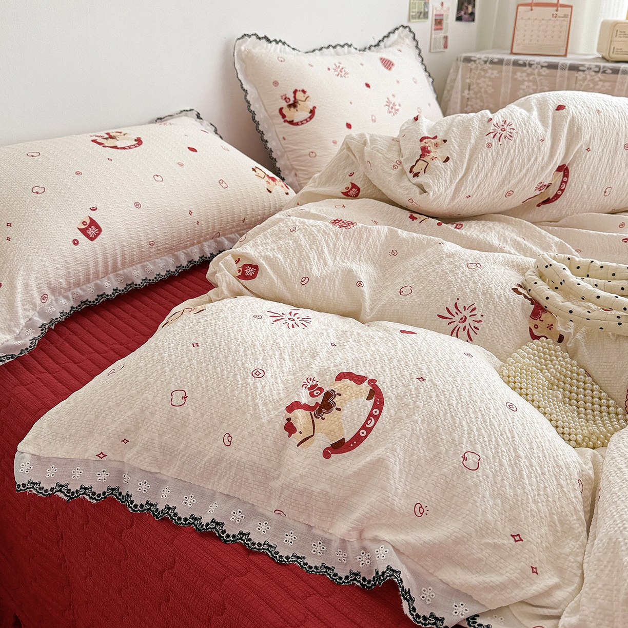 91家纺网 家纺一手货源 找家纺 富米莱（原臻工厂） 2026春夏新款云感泡芙棉复古法式花边床盖床裙被套夏凉被四件套一小红书推荐 复古花边-红色小马