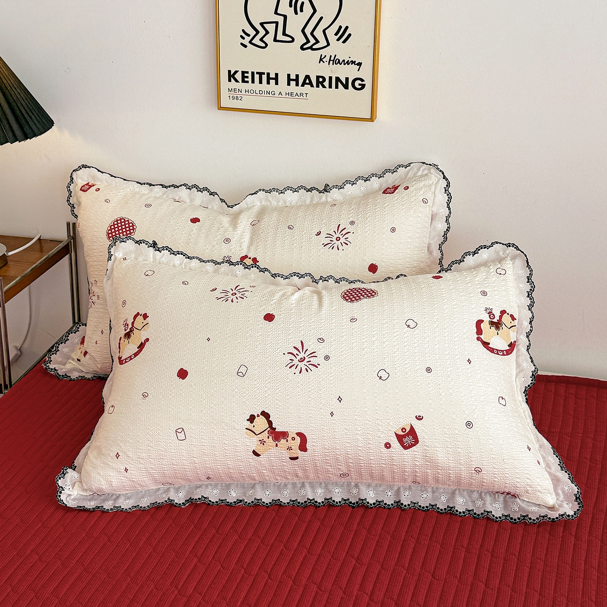 91家纺网 家纺一手货源 找家纺 富米莱（原臻工厂） 2026春夏新款云感泡芙棉复古法式花边床盖床裙被套夏凉被四件套一小红书推荐 复古花边-红色小马