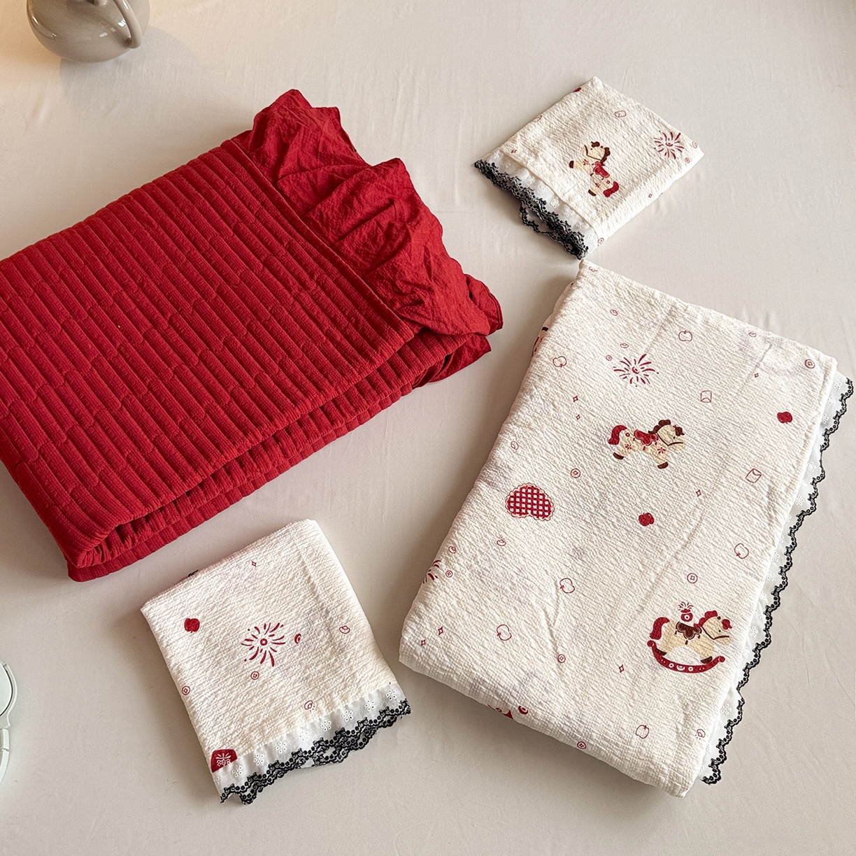 91家纺网 家纺一手货源 找家纺 富米莱（原臻工厂） 2026春夏新款云感泡芙棉复古法式花边床盖床裙被套夏凉被四件套一小红书推荐 复古花边-红色小马