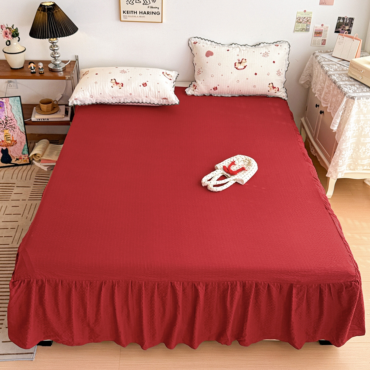 91家纺网 家纺一手货源 找家纺 富米莱（原臻工厂） 2026春夏新款云感泡芙棉复古法式花边床盖床裙被套夏凉被四件套一小红书推荐 复古花边-红色小马