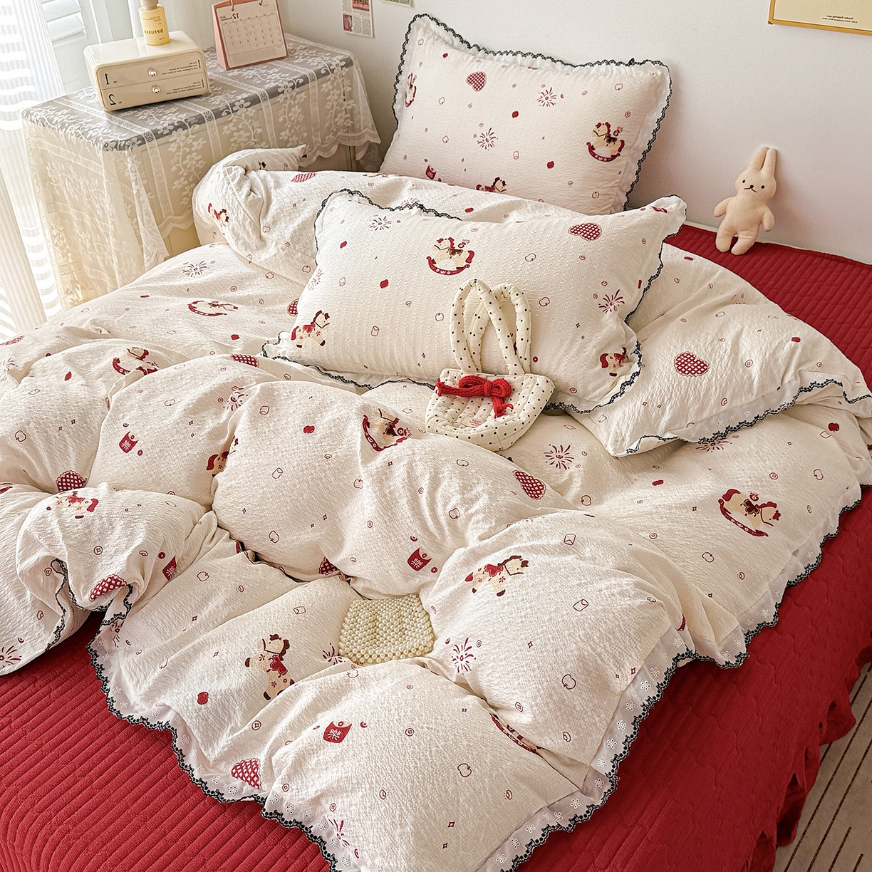 91家纺网 家纺一手货源 找家纺 富米莱（原臻工厂） 2026春夏新款云感泡芙棉复古法式花边床盖床裙被套夏凉被四件套一小红书推荐 复古花边-红色小马