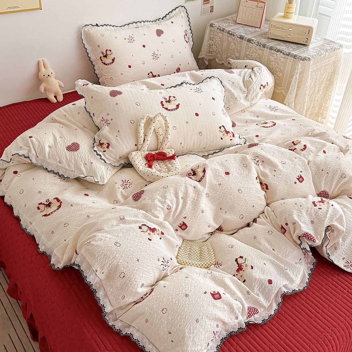 91家纺网 家纺一手货源 找家纺 富米莱（原臻工厂） 2026春夏新款云感泡芙棉复古法式花边床盖床裙被套夏凉被四件套一小红书推荐 复古花边-红色小马