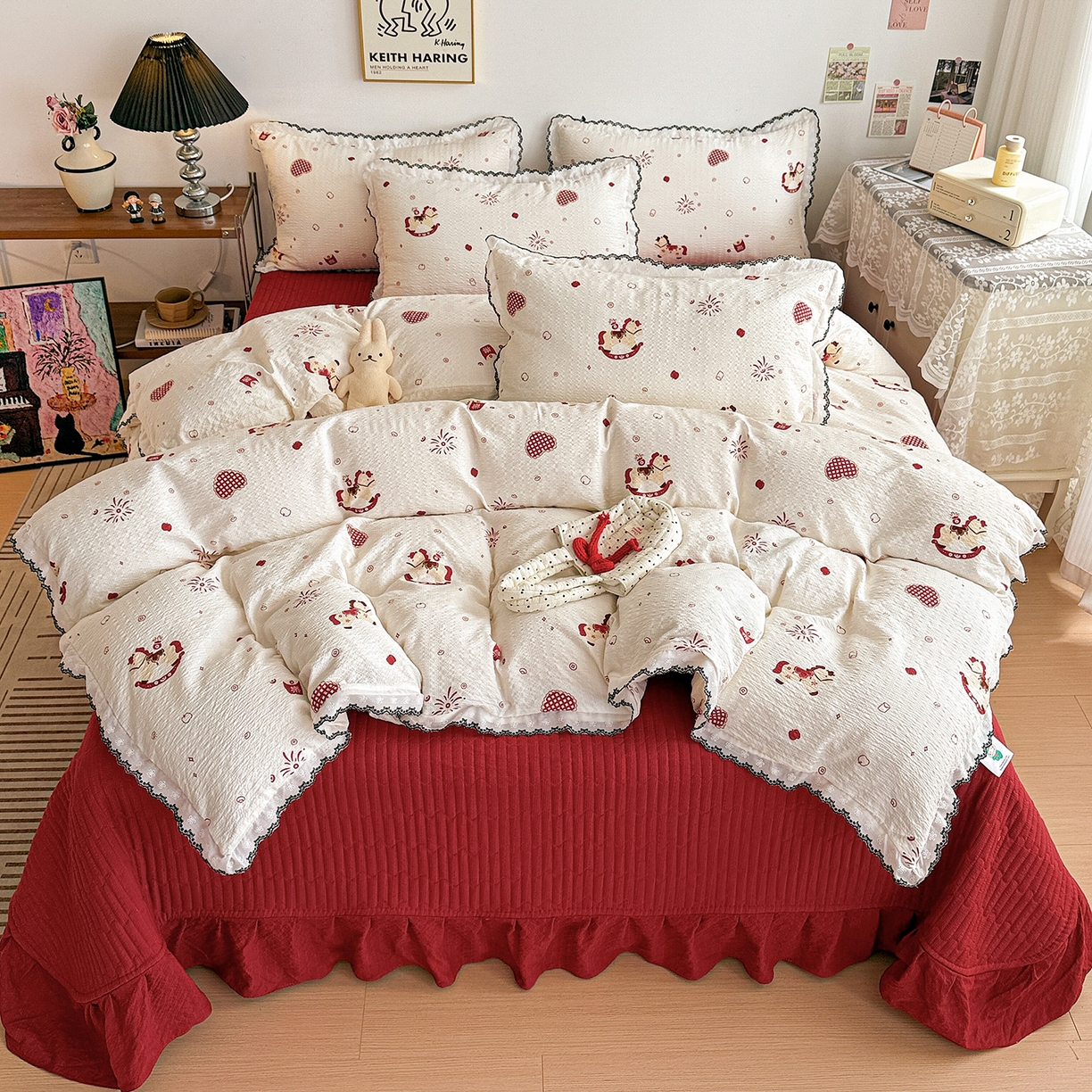 91家纺网 家纺一手货源 找家纺 富米莱（原臻工厂） 2026春夏新款云感泡芙棉复古法式花边床盖床裙被套夏凉被四件套一小红书推荐 复古花边-红色小马