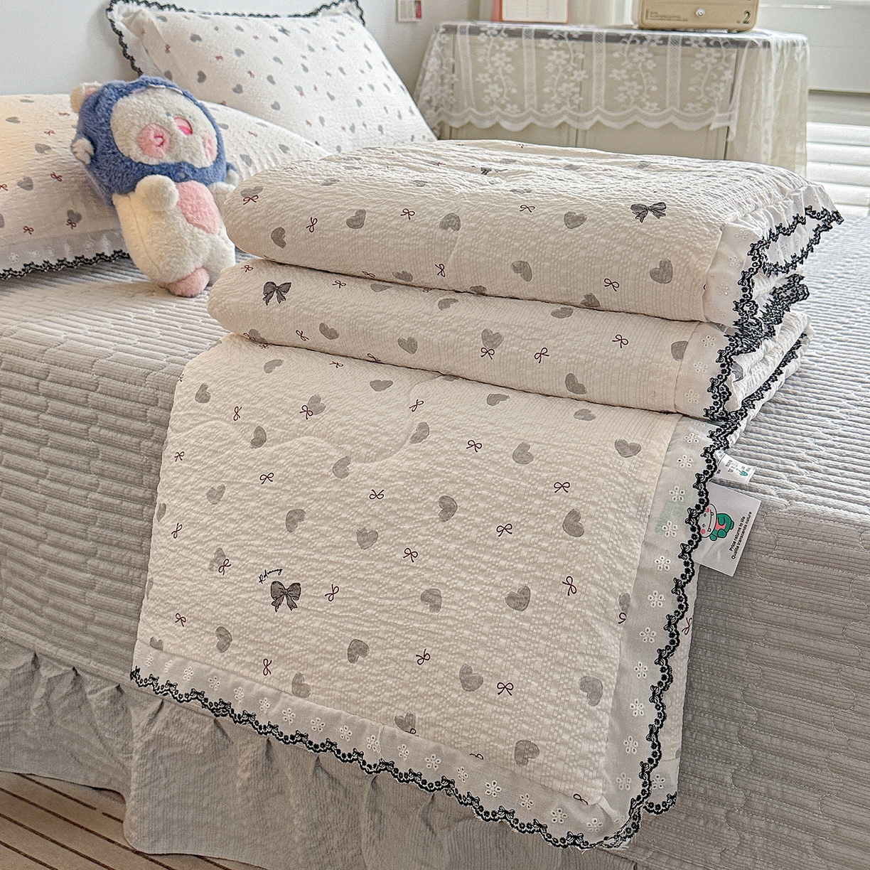 91家纺网 家纺一手货源 找家纺 富米莱（原臻工厂） 2026春夏新款云感泡芙棉复古法式花边床盖床裙被套夏凉被四件套一小红书推荐 复古花边-灰蝴蝶结