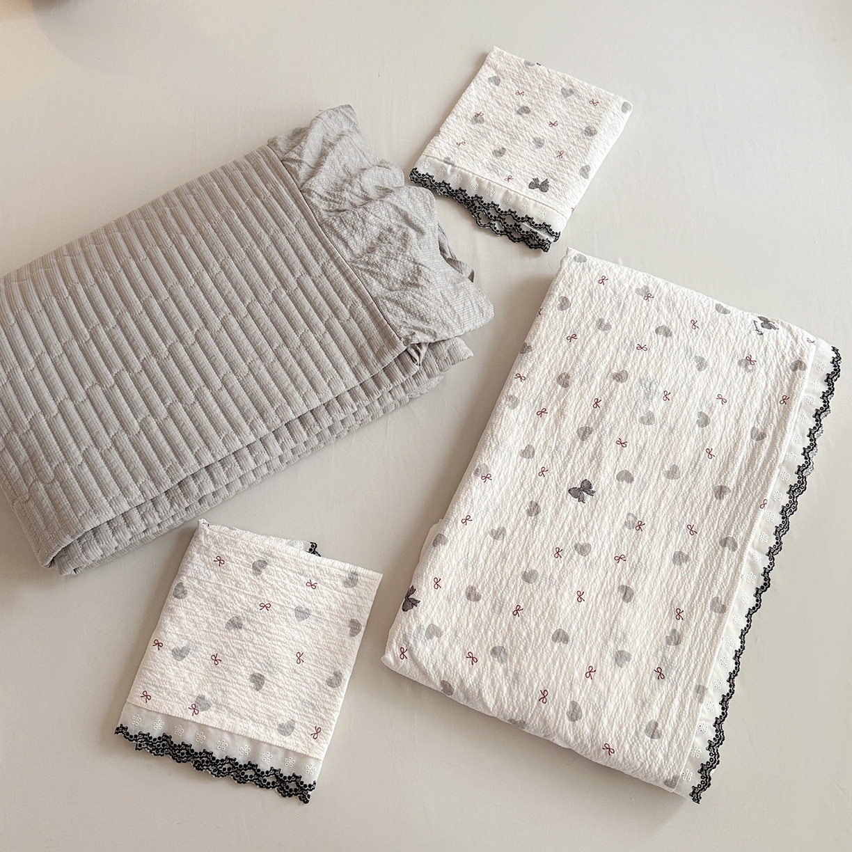 91家纺网 家纺一手货源 找家纺 富米莱（原臻工厂） 2026春夏新款云感泡芙棉复古法式花边床盖床裙被套夏凉被四件套一小红书推荐 复古花边-灰蝴蝶结