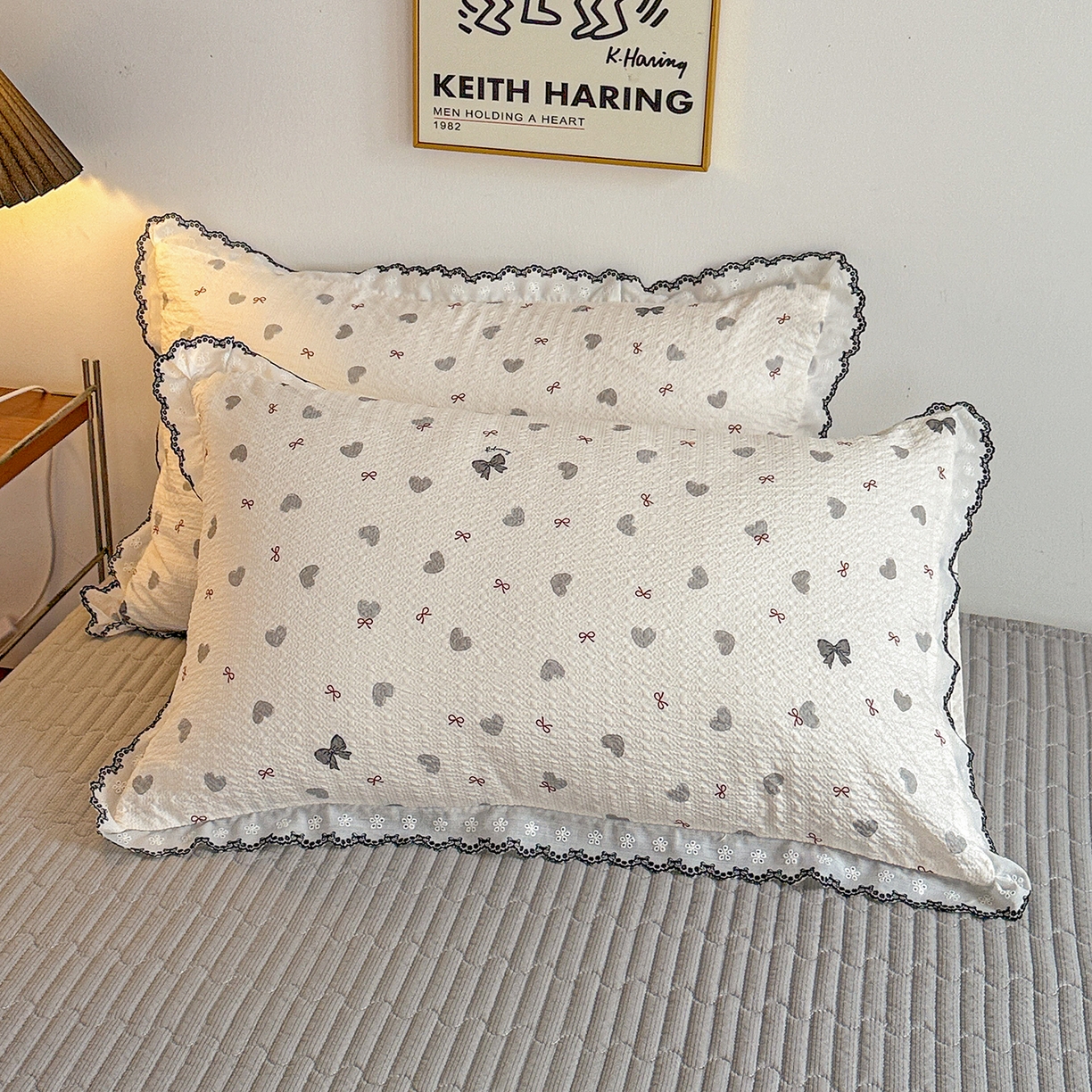 91家纺网 家纺一手货源 找家纺 富米莱（原臻工厂） 2026春夏新款云感泡芙棉复古法式花边床盖床裙被套夏凉被四件套一小红书推荐 复古花边-灰蝴蝶结