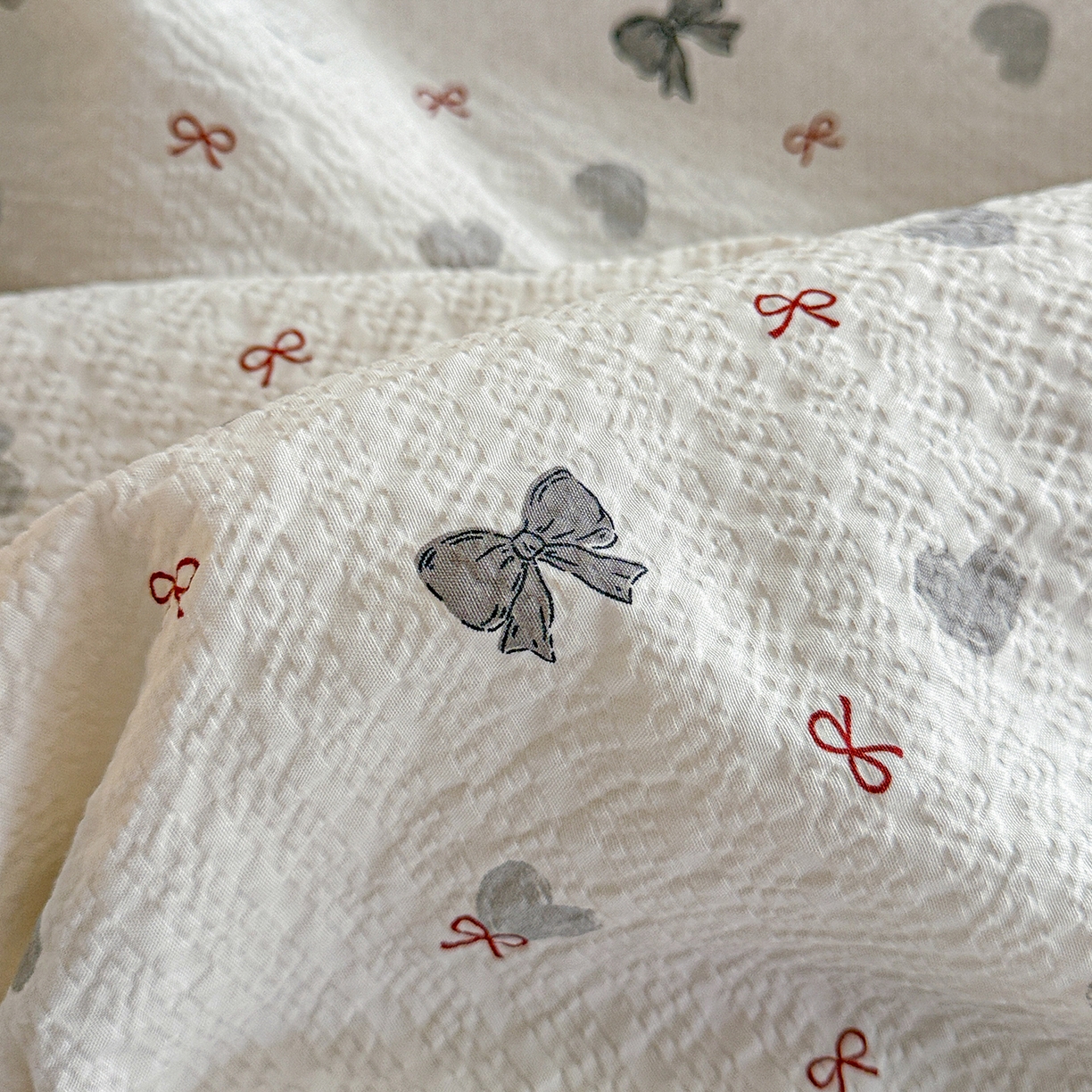 91家纺网 家纺一手货源 找家纺 富米莱（原臻工厂） 2026春夏新款云感泡芙棉复古法式花边床盖床裙被套夏凉被四件套一小红书推荐 复古花边-灰蝴蝶结