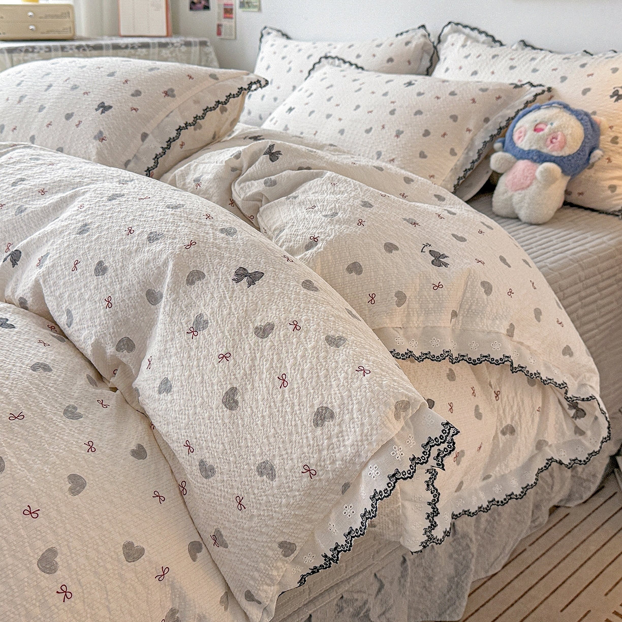 91家纺网 家纺一手货源 找家纺 富米莱（原臻工厂） 2026春夏新款云感泡芙棉复古法式花边床盖床裙被套夏凉被四件套一小红书推荐 复古花边-灰蝴蝶结