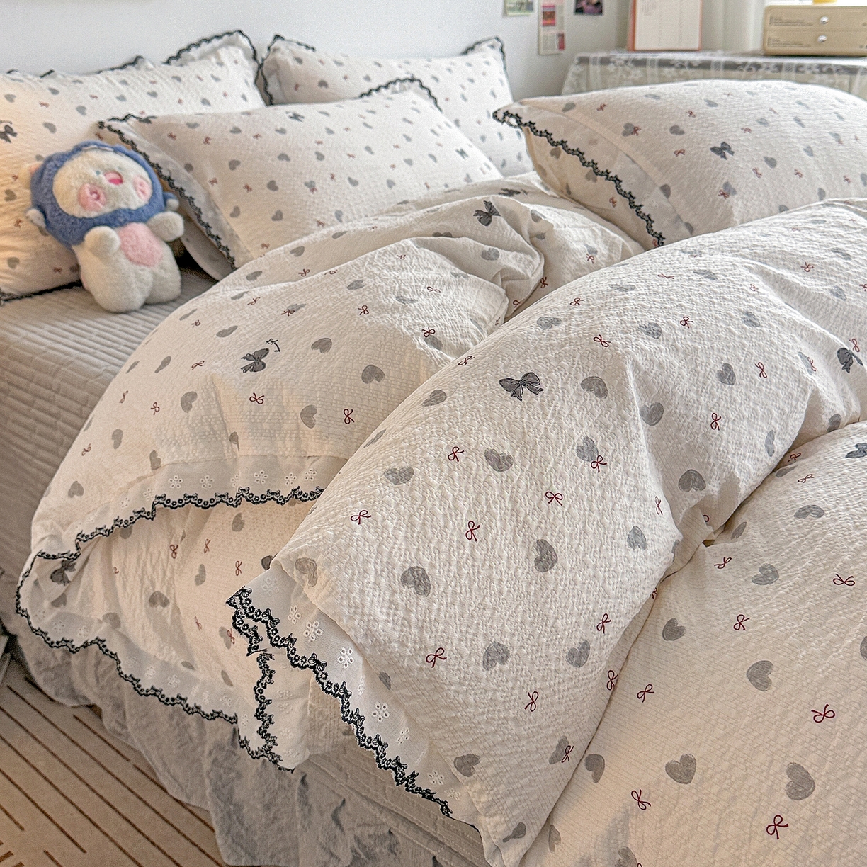 91家纺网 家纺一手货源 找家纺 富米莱（原臻工厂） 2026春夏新款云感泡芙棉复古法式花边床盖床裙被套夏凉被四件套一小红书推荐 复古花边-灰蝴蝶结