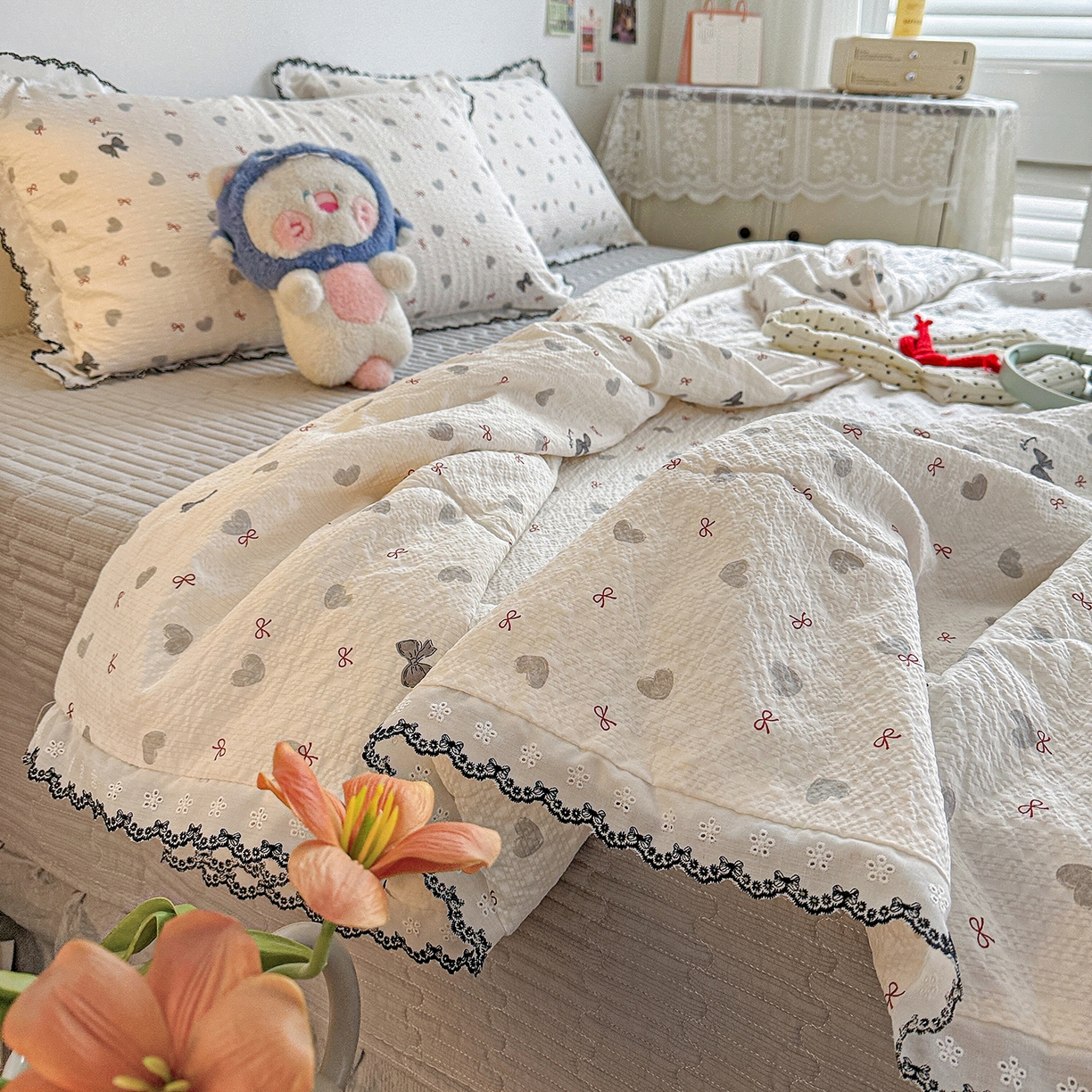 91家纺网 家纺一手货源 找家纺 富米莱（原臻工厂） 2026春夏新款云感泡芙棉复古法式花边床盖床裙被套夏凉被四件套一小红书推荐 复古花边-灰蝴蝶结