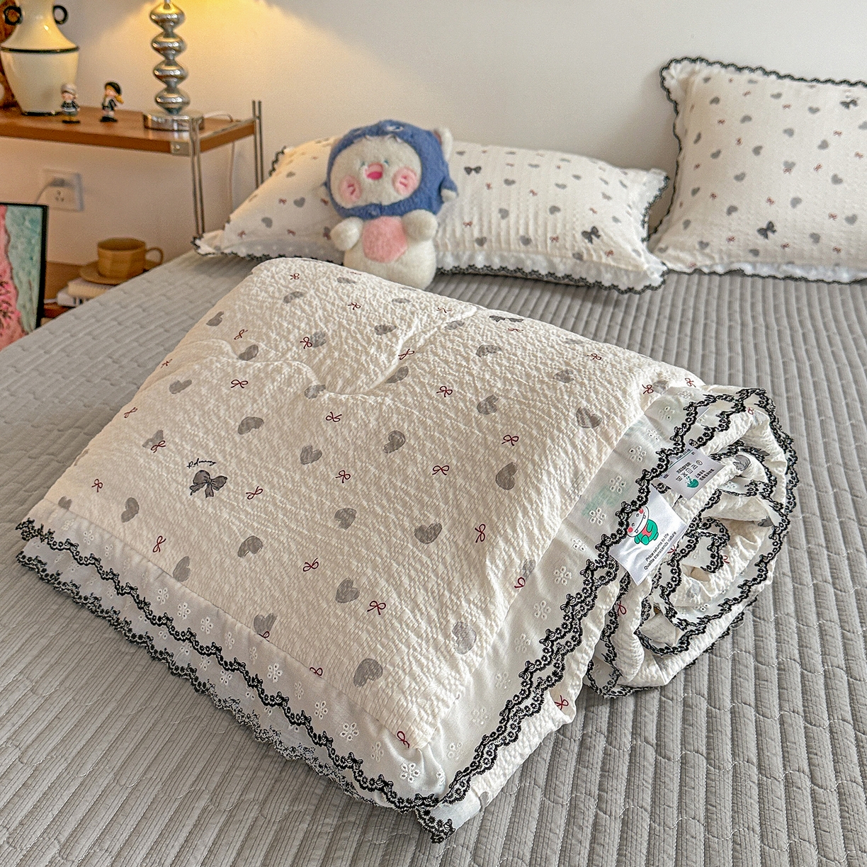 91家纺网 家纺一手货源 找家纺 富米莱（原臻工厂） 2026春夏新款云感泡芙棉复古法式花边床盖床裙被套夏凉被四件套一小红书推荐 复古花边-灰蝴蝶结