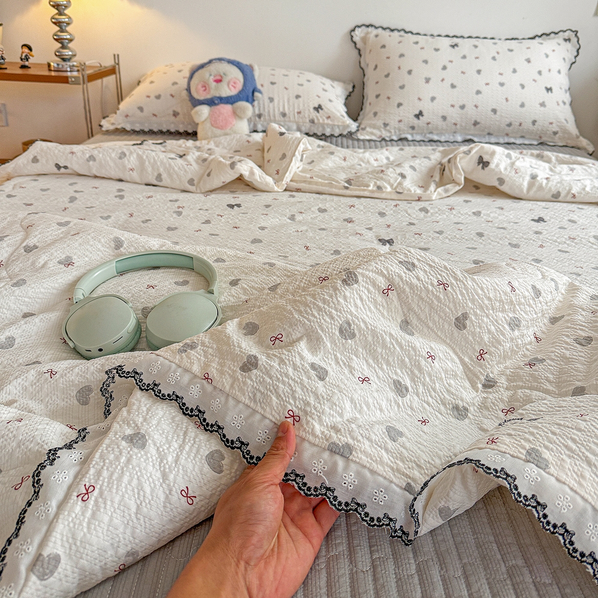 91家纺网 家纺一手货源 找家纺 富米莱（原臻工厂） 2026春夏新款云感泡芙棉复古法式花边床盖床裙被套夏凉被四件套一小红书推荐 复古花边-灰蝴蝶结