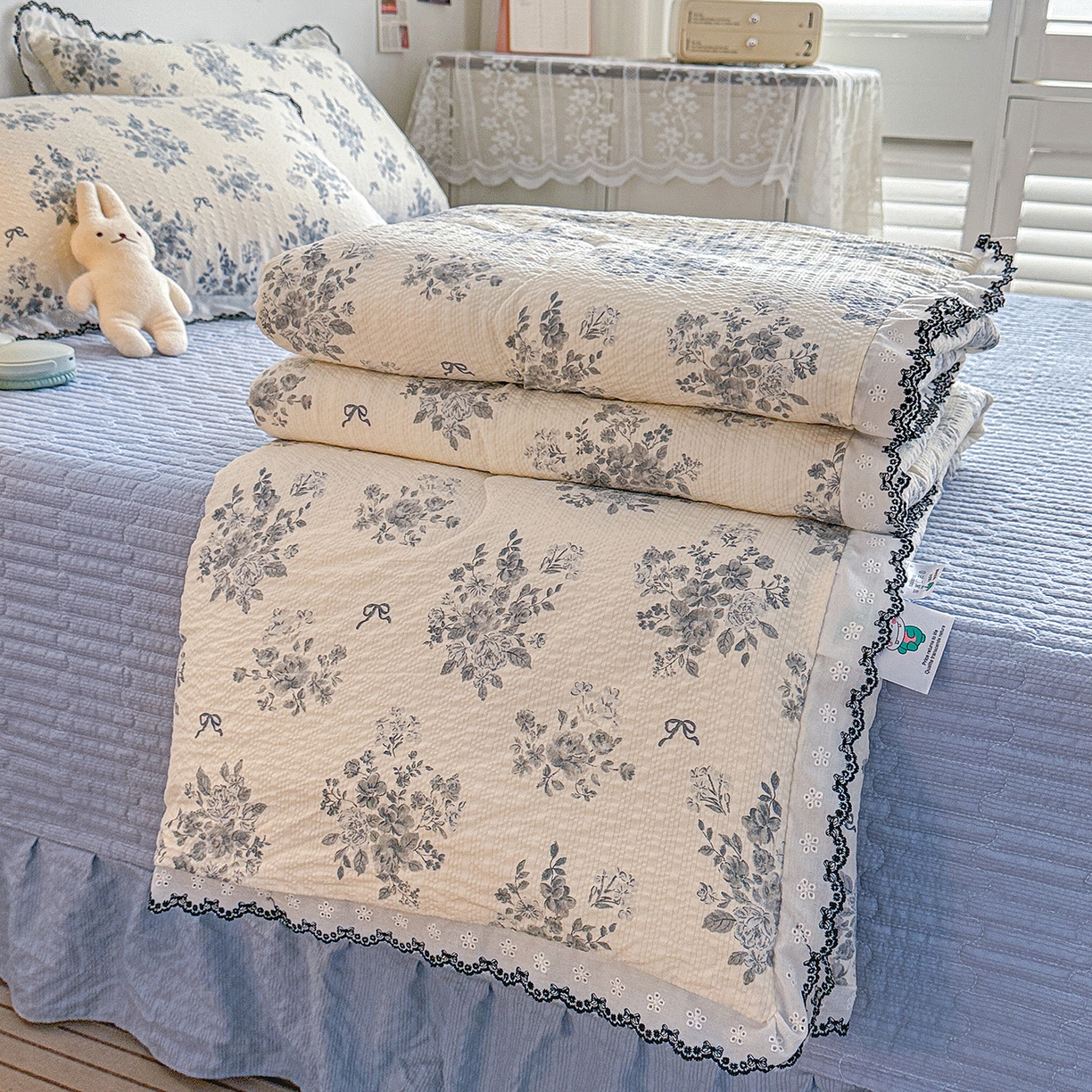 91家纺网 家纺一手货源 找家纺 富米莱（原臻工厂） 2026春夏新款云感泡芙棉复古法式花边床盖床裙被套夏凉被四件套一小红书推荐 复古花边-江南烟雨