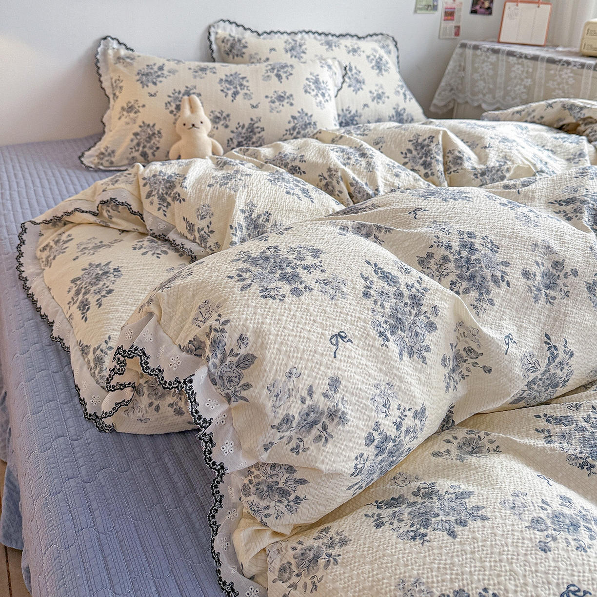 91家纺网 家纺一手货源 找家纺 富米莱（原臻工厂） 2026春夏新款云感泡芙棉复古法式花边床盖床裙被套夏凉被四件套一小红书推荐 复古花边-江南烟雨