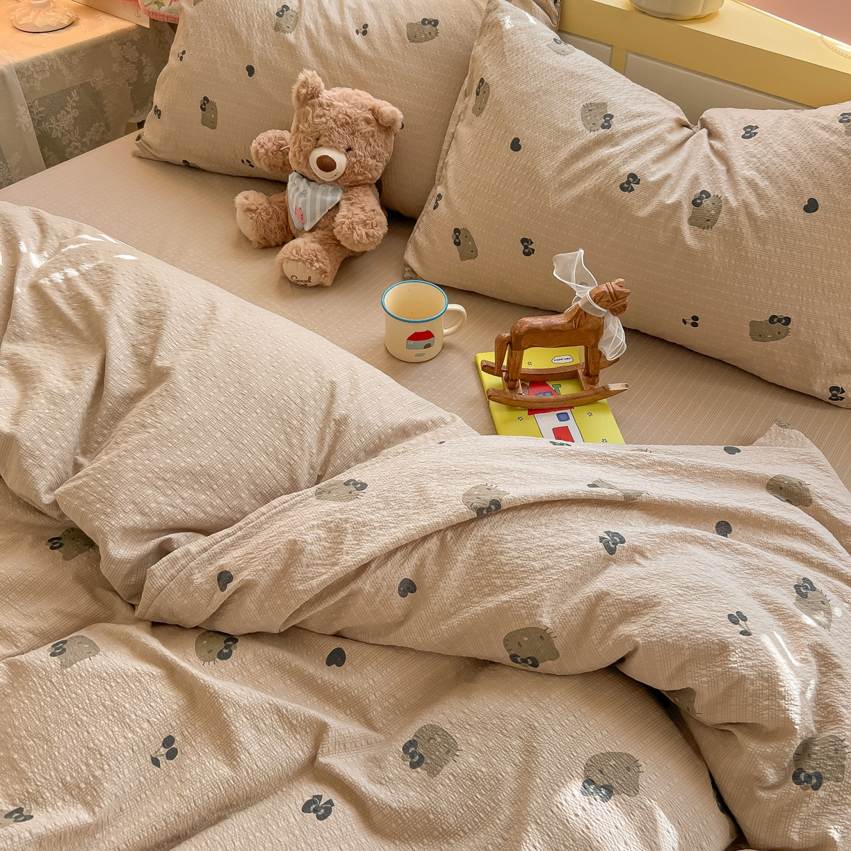 91家纺网 家纺一手货源 找家纺 韩巢家纺 2026新款泡芙纱四件套 咖啡小猫