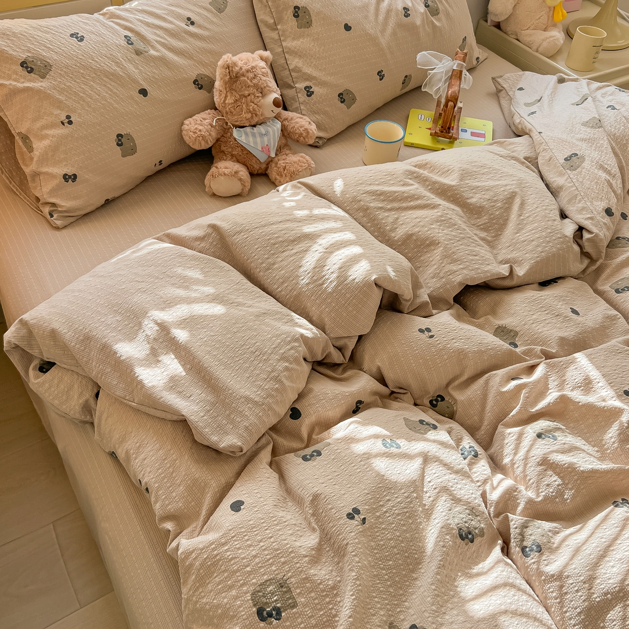 91家纺网 家纺一手货源 找家纺 韩巢家纺 2026新款泡芙纱四件套 咖啡小猫