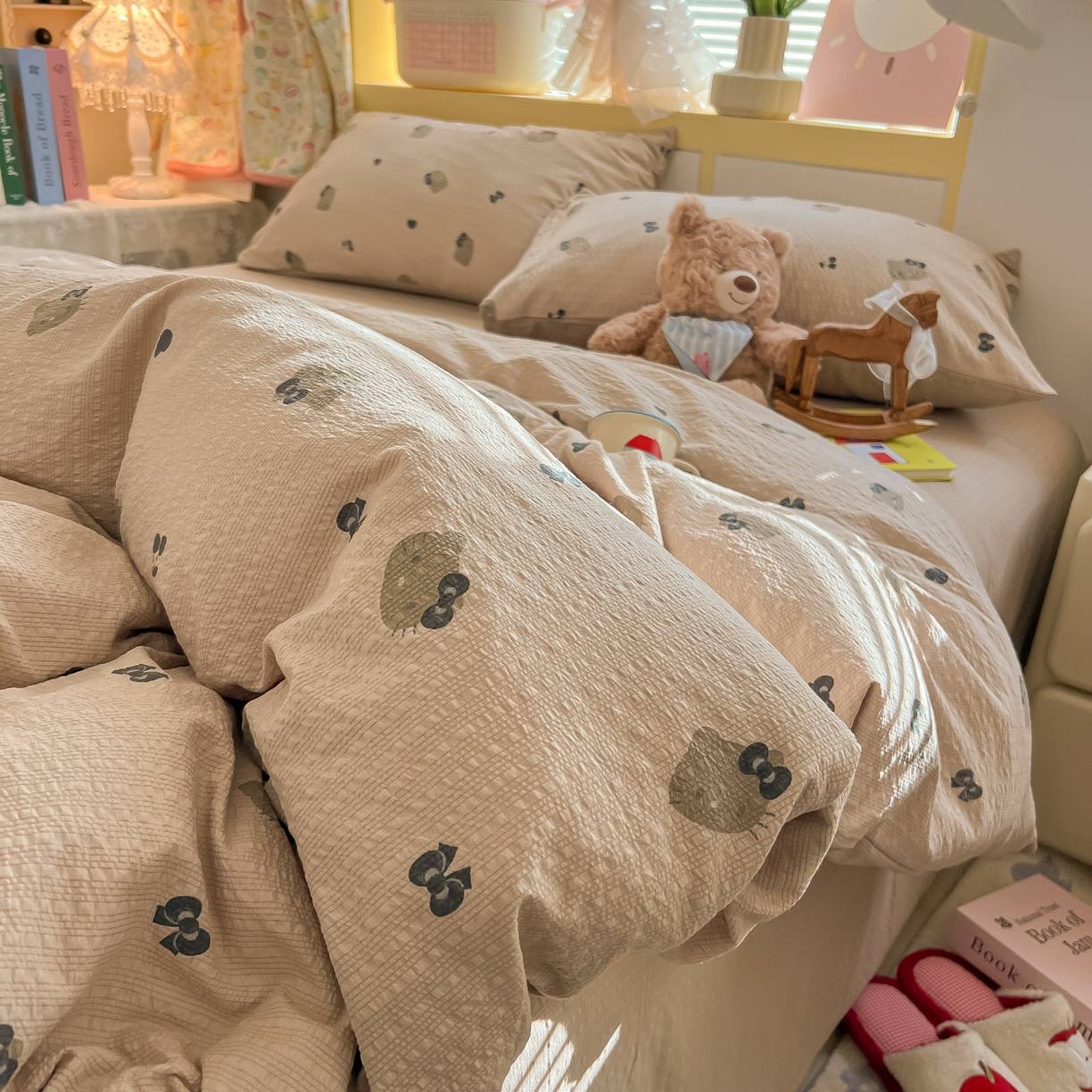 91家纺网 家纺一手货源 找家纺 韩巢家纺 2026新款泡芙纱四件套 咖啡小猫