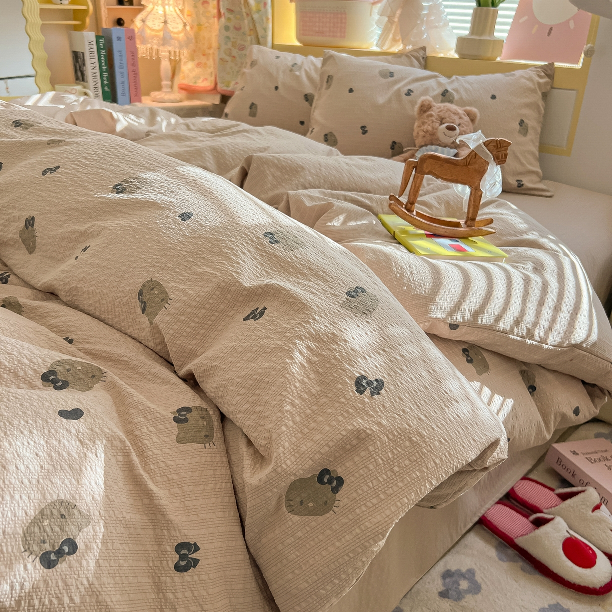 91家纺网 家纺一手货源 找家纺 韩巢家纺 2026新款泡芙纱四件套 咖啡小猫