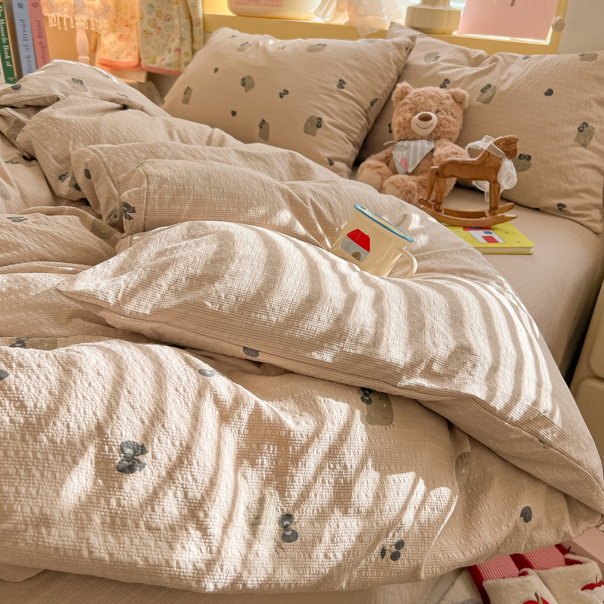 91家纺网 家纺一手货源 找家纺 韩巢家纺 2026新款泡芙纱四件套 咖啡小猫