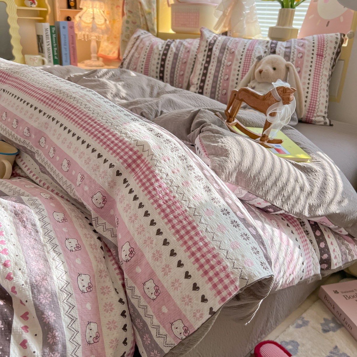 91家纺网 家纺一手货源 找家纺 韩巢家纺 2026新款泡芙纱四件套 猫咪集-粉