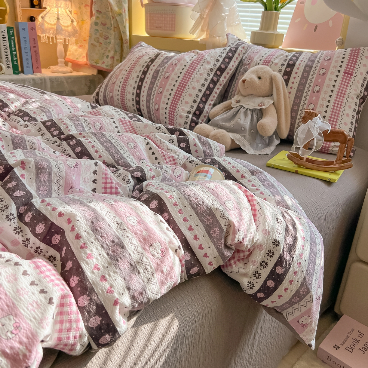 91家纺网 家纺一手货源 找家纺 韩巢家纺 2026新款泡芙纱四件套 猫咪集-粉