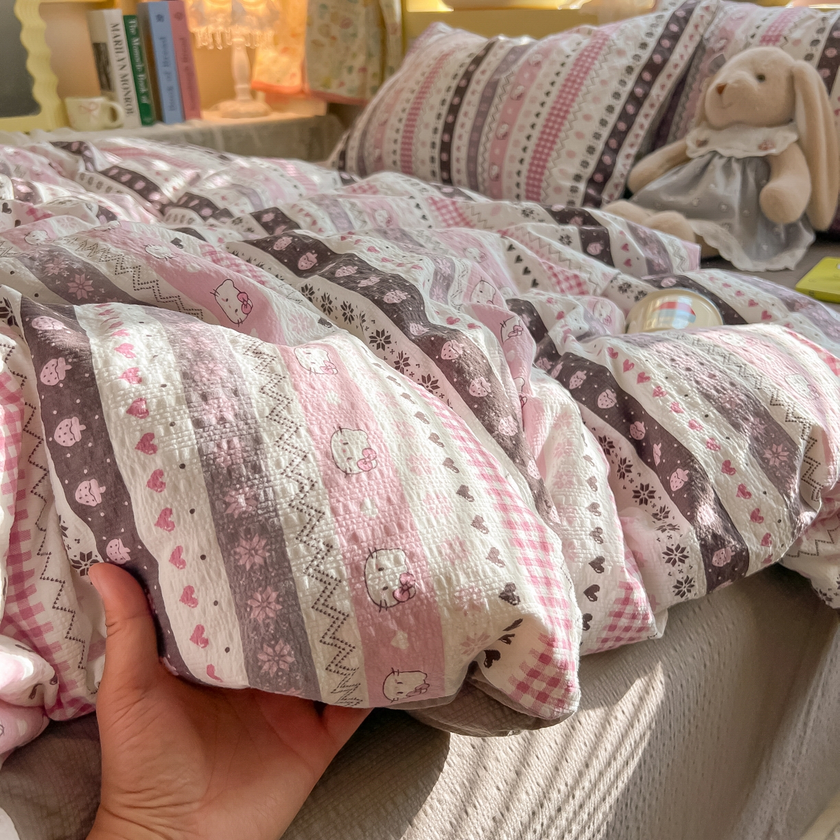 91家纺网 家纺一手货源 找家纺 韩巢家纺 2026新款泡芙纱四件套 猫咪集-粉