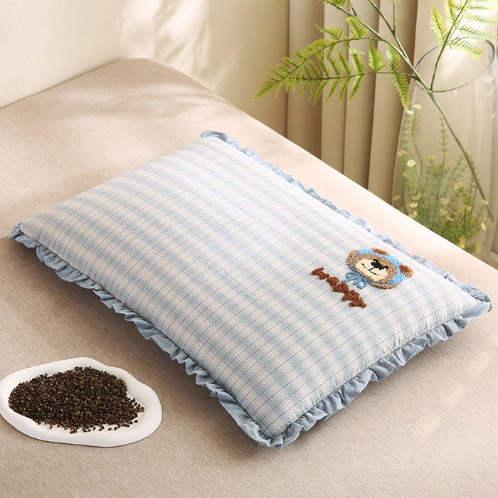 91家纺网 家纺一手货源 找家纺 蔻眠 全棉毛巾绣全荞麦枕头儿童学生花边款护颈枕芯 蓝色熊